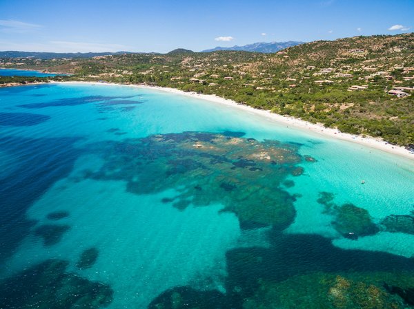 Avion ou bateau pour la corse : quel transport est le plus avantageux ?